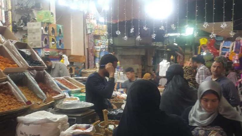 زحام بأسواق البحيرة