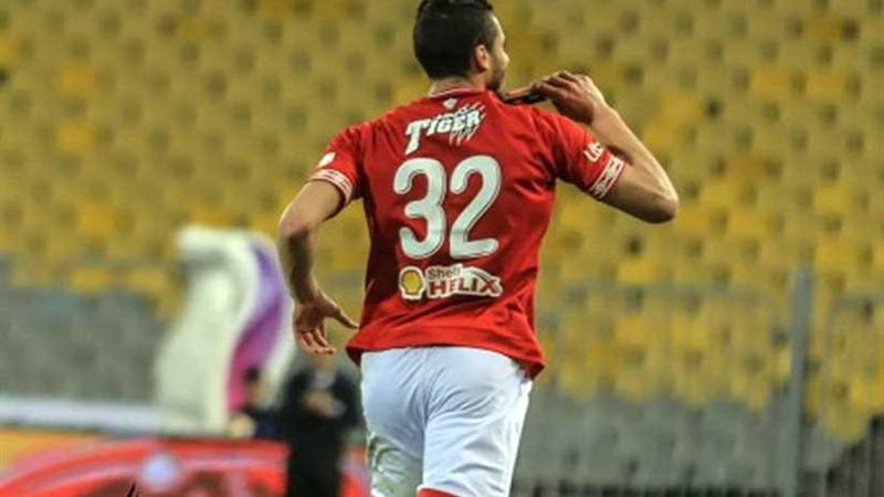 رمضان صبحي يضرب النجوم