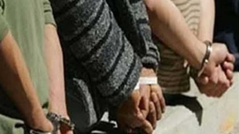 القبض على 5 تعدوا