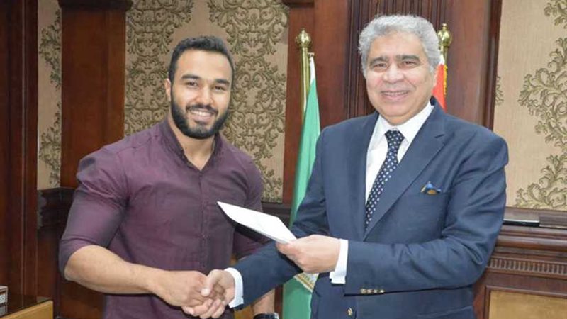 محافظ المنيا يكرّم