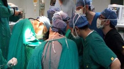 طب الأزهر تجري جراحة نادرة في العمود الفقري لطالبة