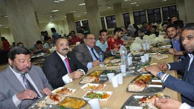 رئيس جامعة حلوان يشارك طلاب المدن الجامعية الإفطار