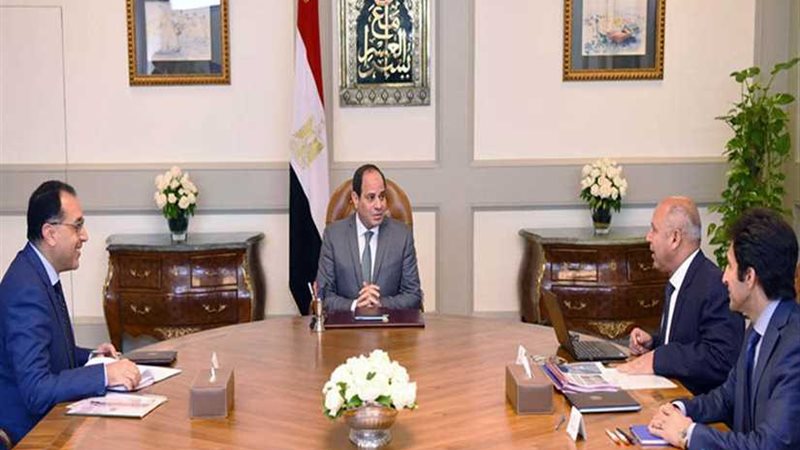 الرئيس يستعرض مع