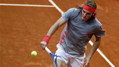 اليوناني تيستيباس يتأهل لنهائي مدريد للتنس على حساب نادال