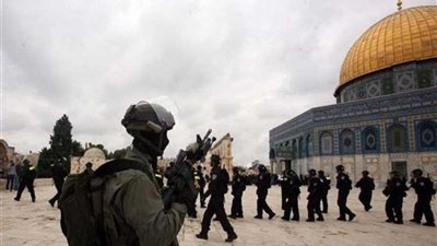 قوات الاحتلال الإسرائيلي تقتحم المسجد الأقصى وتخرج المعتكفين