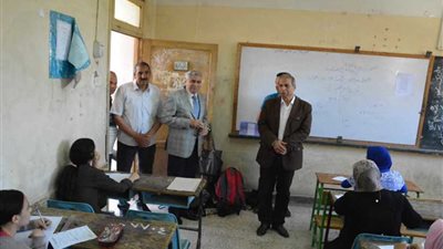 محافظ المنيا يتفقد لجان الإعدادية