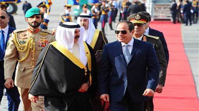 موجز الرابعة.. الرئيس السيسي يستقبل ملك البحرين.. والنواب يوافق على زيادة المعاشات العسكرية