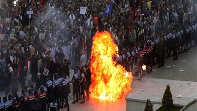 الشرطة الألبانية تعتقل 50 متظاهرا طالبوا بإستقالة الحكومة