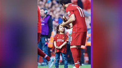 «مكة» تستغرب حذاء صلاح الذهبي.. وأبيها يرد