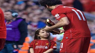 خطفت قلوب وأنظار الجماهير.. محمد صلاح يداعب ابنته 