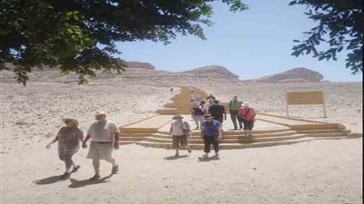 وفد إنجليزي يزور المنطقة الأثرية ببني حسن في المنيا
