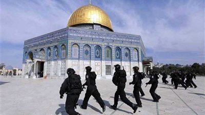 الاحتلال الإسرائيلي يطرد المعتكفين بـ