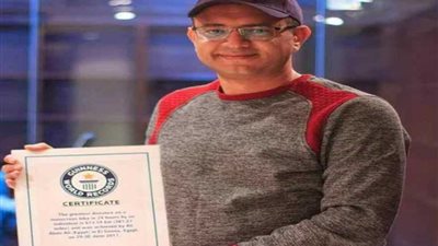 شاب مصري يسافر أطول رحلة بالعالم على دراجة كهربية.. صور