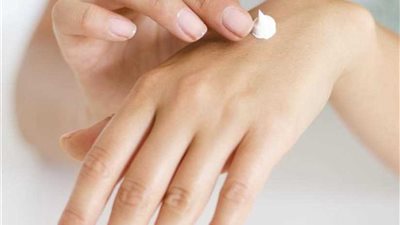 تعرف على حكم استخدام الكريم المغذي للجلد أو الشعر أثناء الصوم