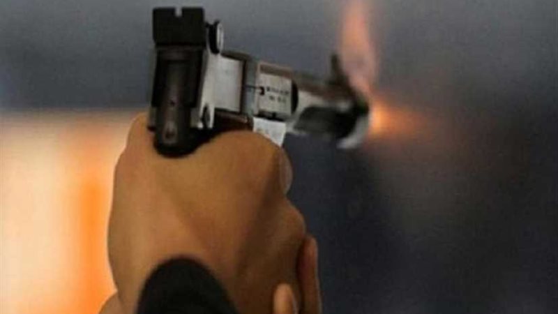 عاطل يطلق النار على