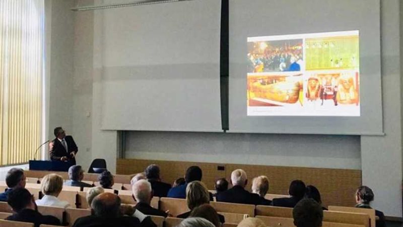 العنانى يلقى محاضرة