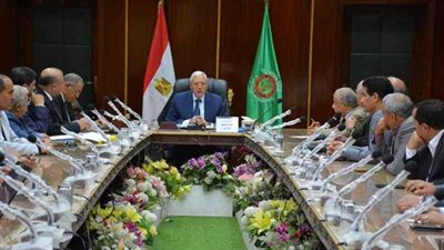 محافظ الدقهلية يناقش استعدادات التعليم لامتحانات أولى ثانوي