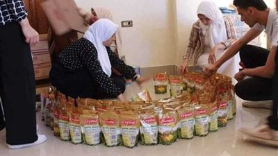 100 شنطة رمضانية يوزعها طلاب جامعة كفرالشيخ علي الفقراء