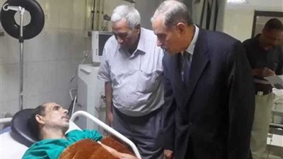 للمرة الثانية.. محافظ أسيوط يزور عامل حي شرق المعتدى عليه بالمستشفى