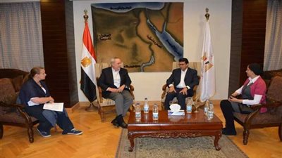 وزير الشباب والرياضة يصطحب القائم بأعمال السفارة الامريكية في جولة بمركز شباب الجزيرة