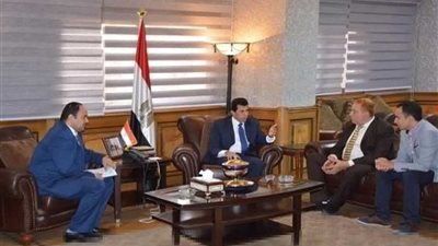 وزير الرياضة يناقش مع رئيس 