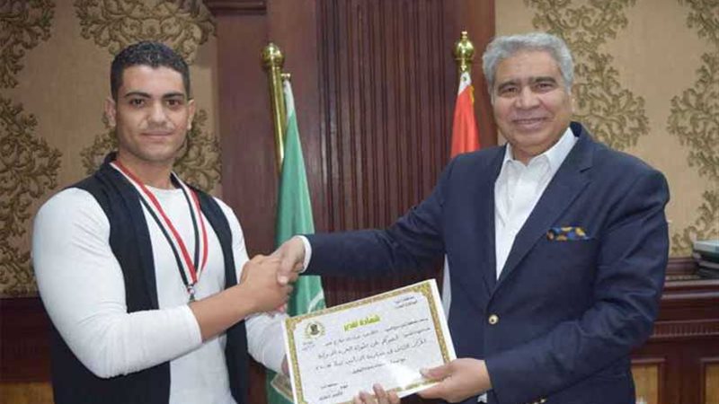 محافظ المنيا يكرم