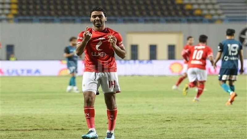 الأهلي يسيطر ويتقدم