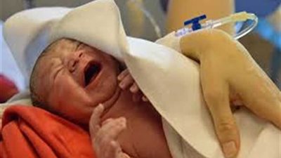 أطباء يجرون جراحة لجنين في رحم أمه للمرة الأولى في بريطانيا