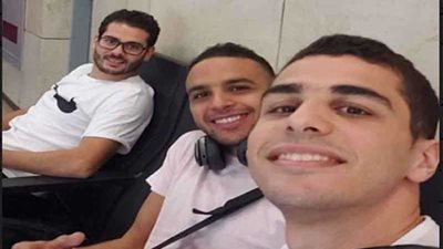 علي فرج ونجوم الإسكواش في مطار القاهرة استعدادا لبطولة بريطانيا