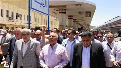 وزير النقل في المنيا يستمع لركاب وموظفي محطة السكة الحديد