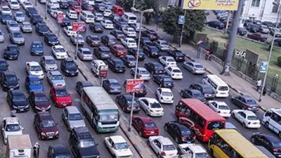 كثافات مرورية عالية بطريق المريوطية نتيجة انقلاب تريللا محملة بالسولار