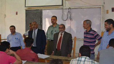 نائب رئيس جامعة الأزهر بأسيوط يتفقد الامتحانات بكليتي الزراعة والعلوم