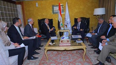 وزير النقل يلتقي السفير الإيطالي بالقاهرة لبحث توريد وتصنيع 100عربة نوم