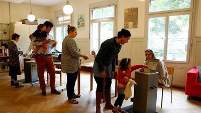 الناخبون في سويسرا يصوتون على استفتاء بشأن تشديد قوانين حيازة الأسلحة