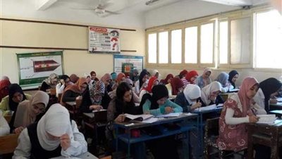 طلاب أولى ثانوي أدوا الامتحان ورقيا بعد تعطل 