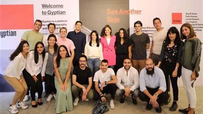 وزيرة السياحة تقوم بجولة في معرض للصور الفوتوغرافية للشباب