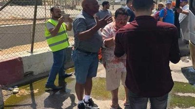 بالصور .. إصابة عدد من الأفراد بخدوش في تهشم زجاج أتوبيس وسيارة