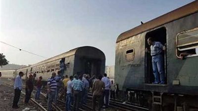 إصابة شابين بكسور بعد سقوطهما من قطار ركاب بدمنهور