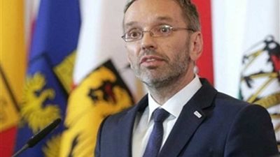 وزير الداخلية النمساوي: حزب الحرية ليس مسؤولا عن فضيحة رئيسه مع سيدة روسية