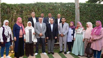 شاهد.. الرئيس السيسي يتناول وجبة الإفطار مع مجموعة من المواطنين