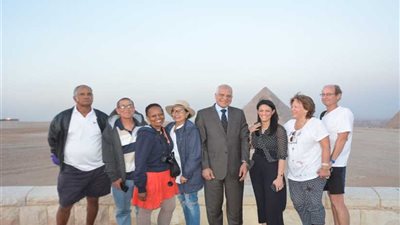 وزيرة السياحة تزور السائحين وتصطحب مجموعة منهم في جولة بمنطقة الأهرامات