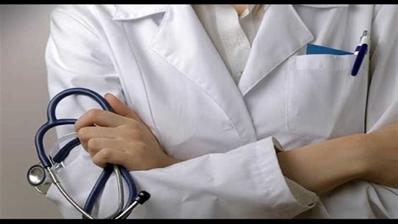 طبيب أمريكي يعتدي