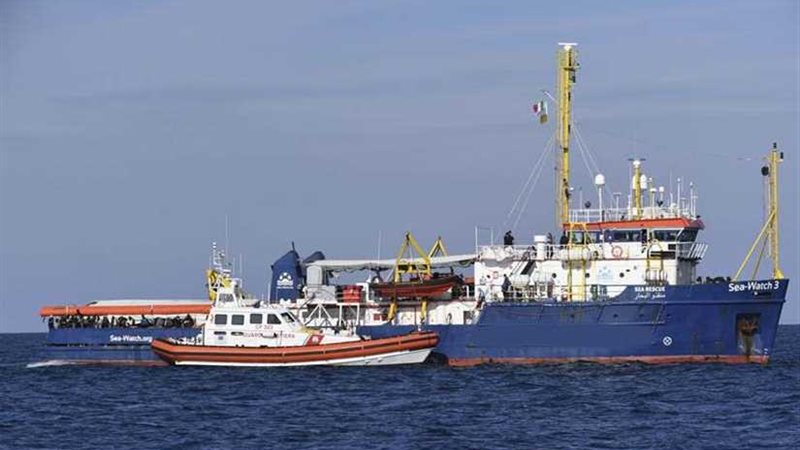 دخول سفينة إغاثة