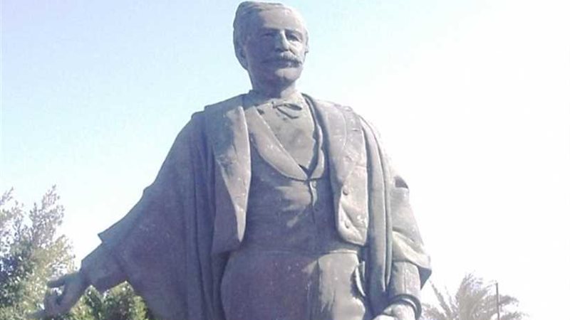 مثقفون ومؤرخون يرفضون