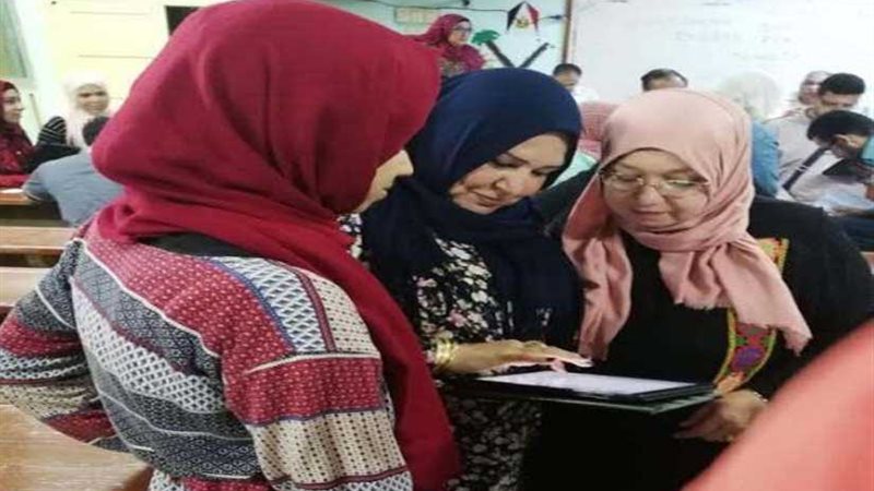 بدء امتحان طلاب الصف