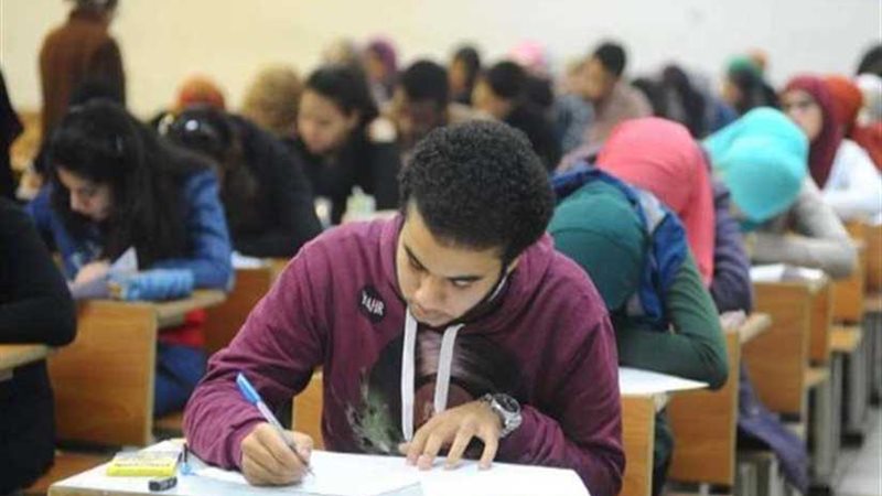 طلاب الصف الأول الثانوي