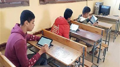 طلاب الصف الأول الثانوي يؤدون امتحان اللغة الأجنبية الثانية إلكترونيا