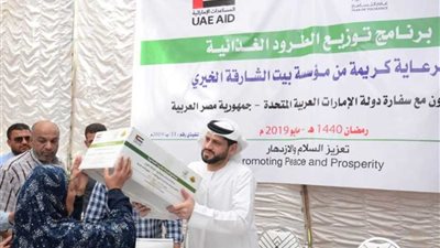 بيت الشارقة الخيري وسفارة الإمارات بالقاهرة يوزعان كراتين أغذية على الأسر الأكثر احتياجًا بالجيزة