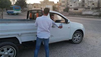 متطوعون بمؤسسة حياة ينفذون فاعلية إفطار للصائمين بالعريش