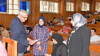 رئيس جامعة المنصورة يتفقد الامتحانات
